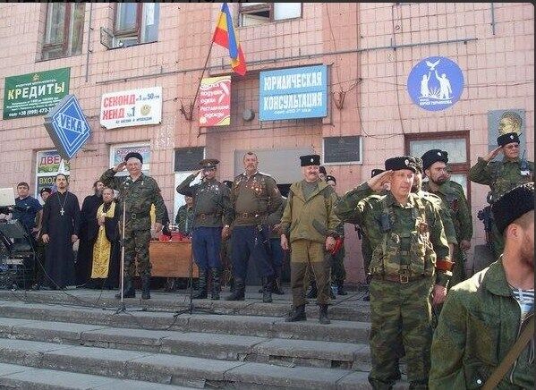 На Луганщине террористам устроили публичную присягу: был даже священник