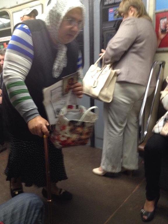 В киевском метро бабушка-мошенница просит милостыню, рассказывая о "погибшем за Украину сыне"