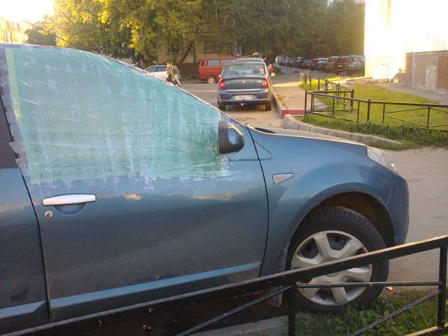 Директору "Солдатских матерей Санкт-Петербурга" разбили стекла в авто