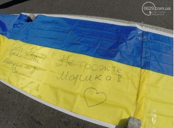 На Майдане выложили "километр флагов для Мариуполя"