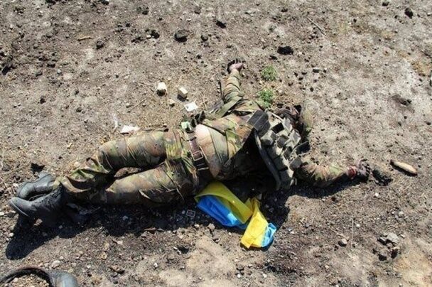 Наемники РФ фотографируются на фоне убитых бойцов АТО и топчут флаг Украины