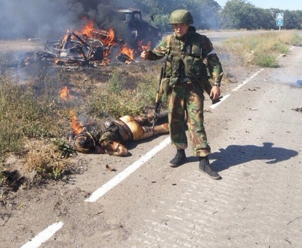 Найманці РФ фотографуються на тлі вбитих бійців АТО і топчуть прапор України