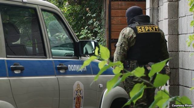 У Сімферополі проукраїнську активістку затримали після обшуку і вилучення техніки в її будинку