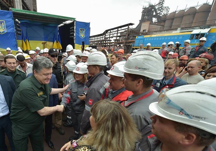 Порошенко прибыл в Мариуполь и сообщил об обстреле города перед его приездом