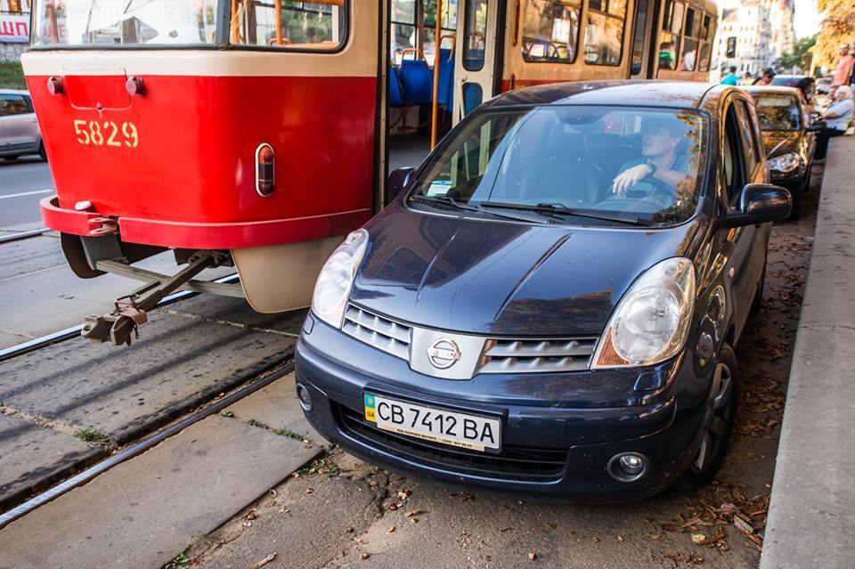 Пятичасовую пробку на Подоле создали сразу несколько любителей парковаться на трамвайных путях