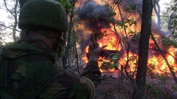 Найманці РФ фотографуються на тлі вбитих бійців АТО і топчуть прапор України