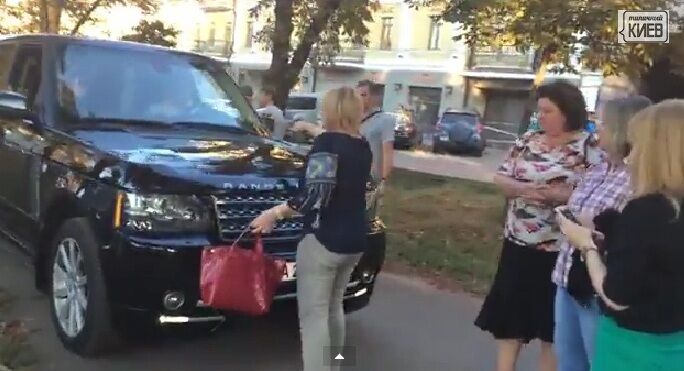 В Киеве женщины пригрозили поцарапать выехавший на тротуар джип 