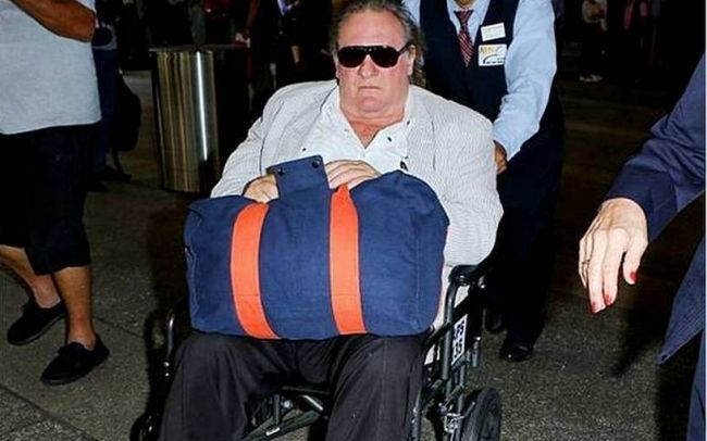 Жерар Депардье был замечен в инвалидном кресле