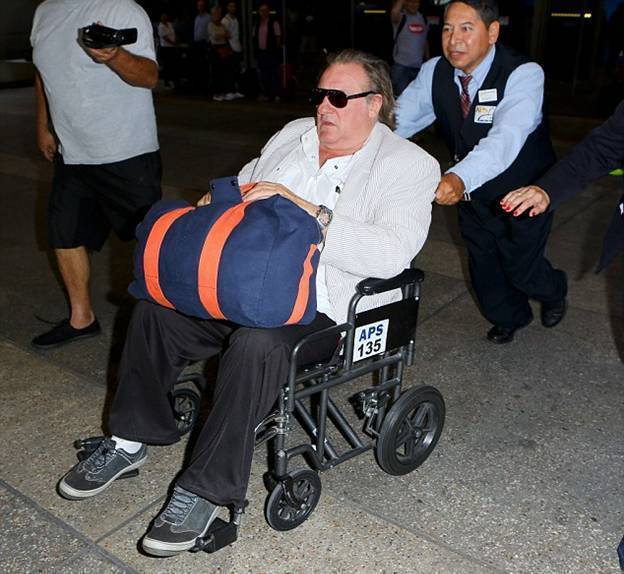 Жерар Депардье был замечен в инвалидном кресле