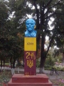 На Луганщине бюст Ленина стал сине-желтым