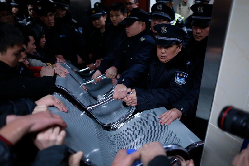В Шанхае из-за фальшивых денег под Новый год погибли 48 человек: фото и видео трагедии