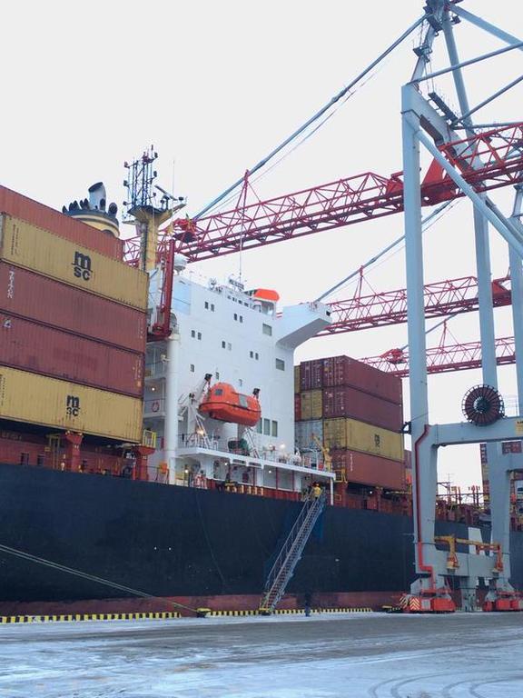  В Одессу прибыл корабль с канадской гуманитаркой для армии: фото и видео разгрузки