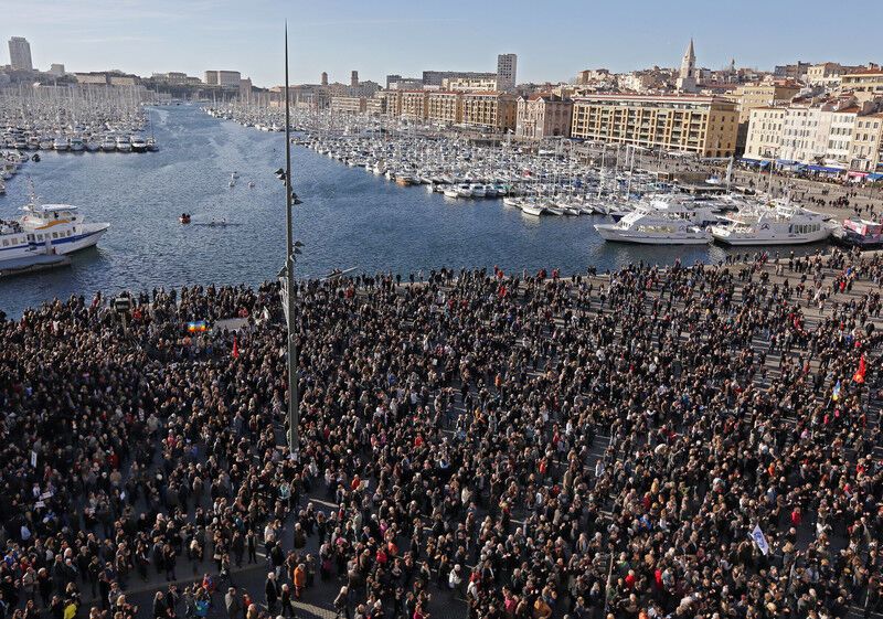 По Франции прошли масштабные шествия в память жертв теракта Charlie Hebdo: опубликованы фото и видео