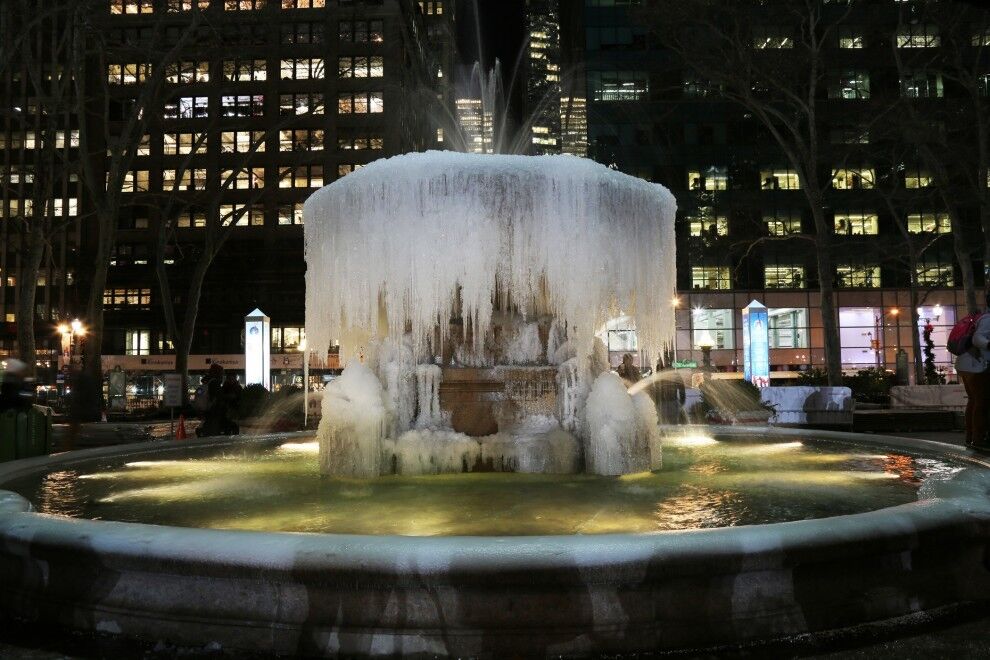 В Нью-Йорке работающие фонтаны превратились в сосульки: опубликованы фото