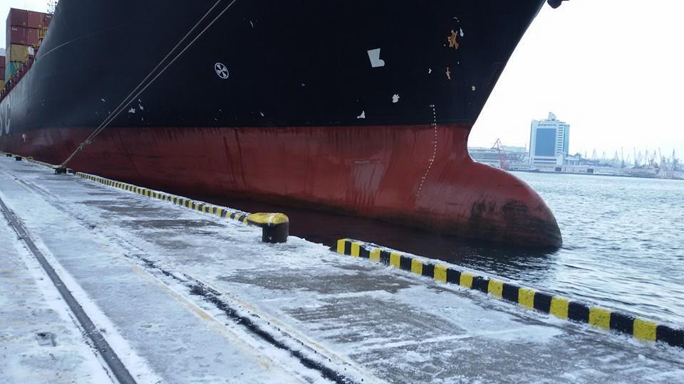  В Одессу прибыл корабль с канадской гуманитаркой для армии: фото и видео разгрузки