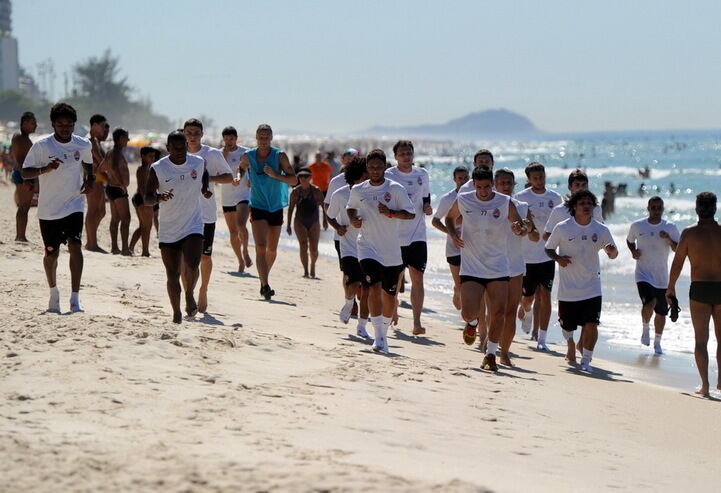 "Шахтер" потренировался на бразильском пляже: опубликованы яркие фото