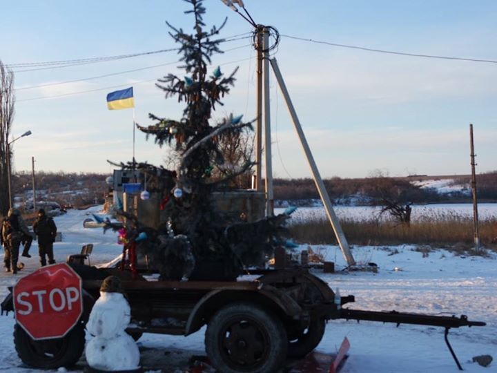 В сети показали "чудо техники": передвижная елка украинских бойцов в Карловке