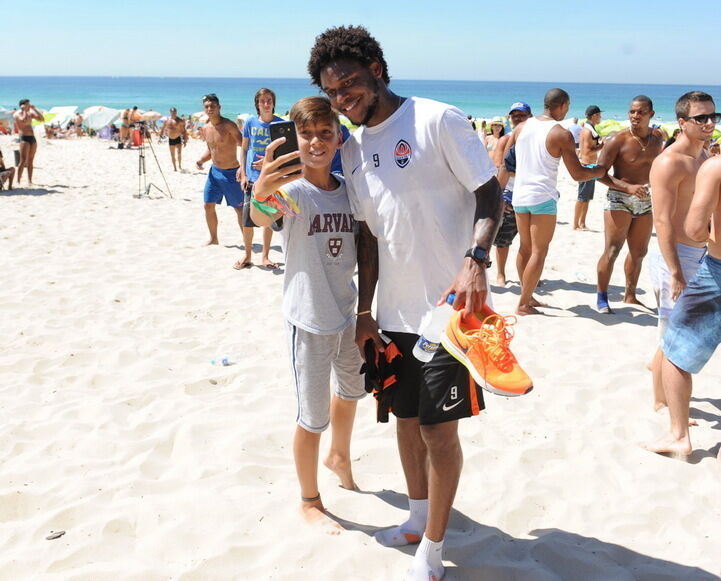 "Шахтер" потренировался на бразильском пляже: опубликованы яркие фото