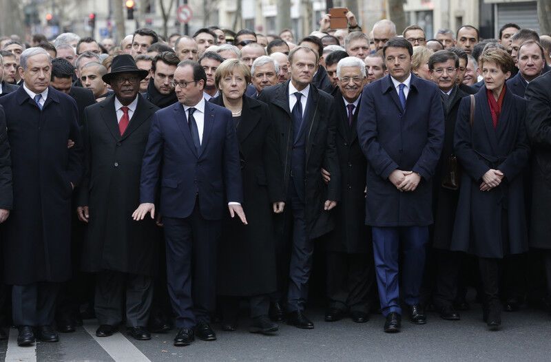 В Париже сотни тысяч человек вышли на Марш единства и памяти: трогательные фото