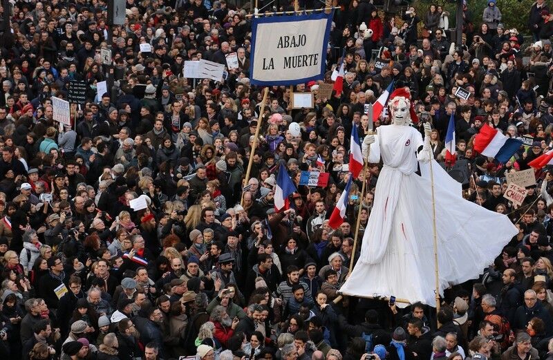 В Париже сотни тысяч человек вышли на Марш единства и памяти: трогательные фото