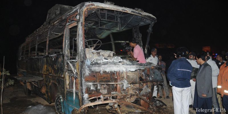 В жутком ДТП в Пакистане заживо сгорели около 60 человек: фото с места трагедии