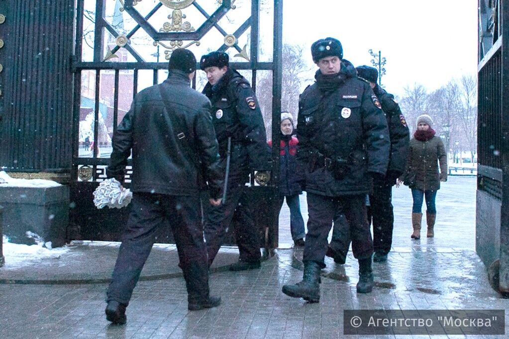Біля стін Кремля чоловік облив себе бензином і пригрозив самоспаленням: опубліковано фото