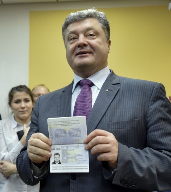 Порошенко одним из первых получил биометрический паспорт
