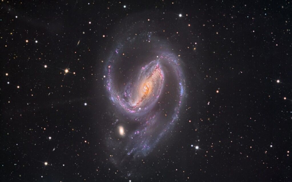 Запечатлена спиральная галактика с сердцевиной из черной дыры