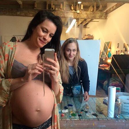 Беременная Лив Тайлер позирует художнице