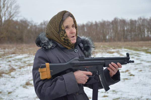 В сети появились фото украинской пенсионерки с автоматом на военных учениях