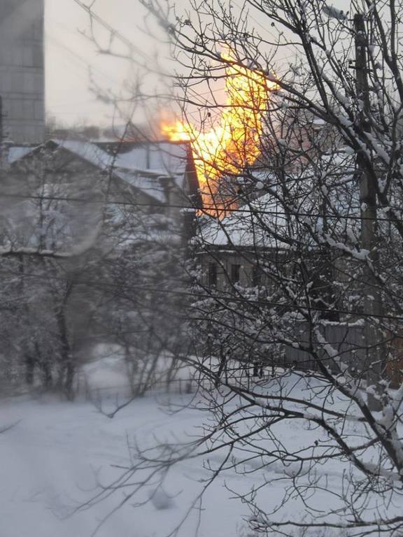 У Донецьку через попадання снаряда запалав газопровід: опубліковано фото і відео