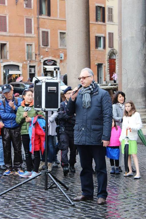 Украинцы в Риме провели акцию в поддержку Савченко и собрали деньги бойцам АТО