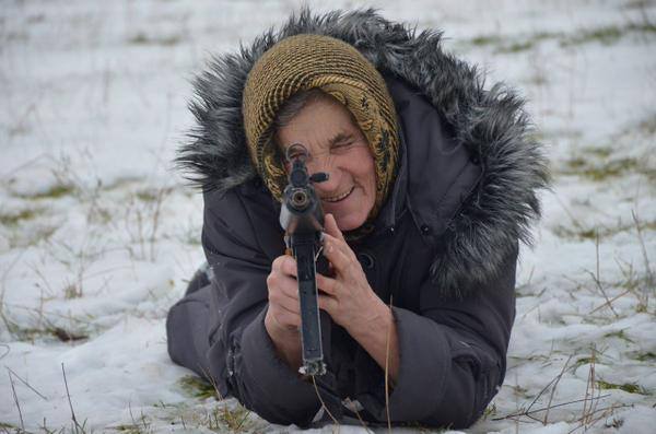 В сети появились фото украинской пенсионерки с автоматом на военных учениях