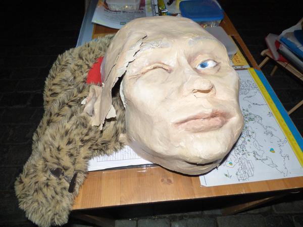 Росіянка розбила голову "Путіна" на празькому Євромайдані. Фотофакт