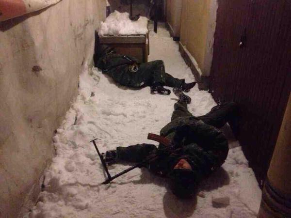 "Киборги" отбились, подступы к аэропорту завалены останками российских военных - журналист. Опубликованы фото