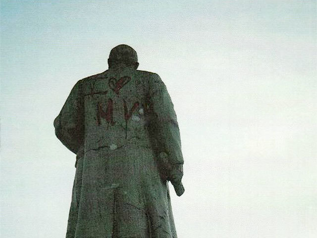 В России Ленина облачили в красные плавки, а на спине написали "I love NY": фотофакт