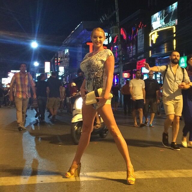 Волочкова устроила танцы с трансвеститами в Таиланде