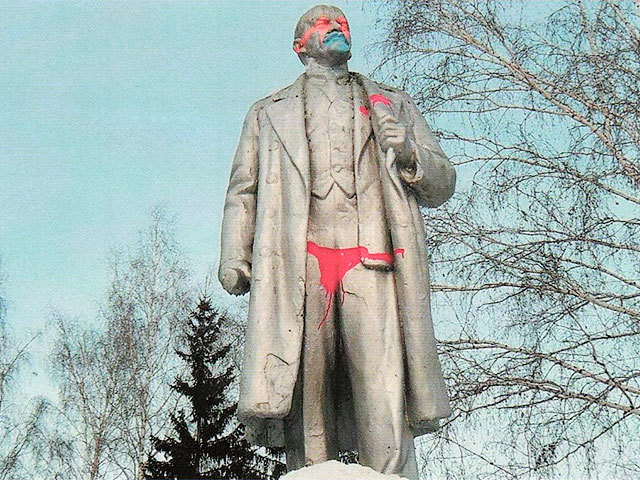 В России Ленина облачили в красные плавки, а на спине написали "I love NY": фотофакт