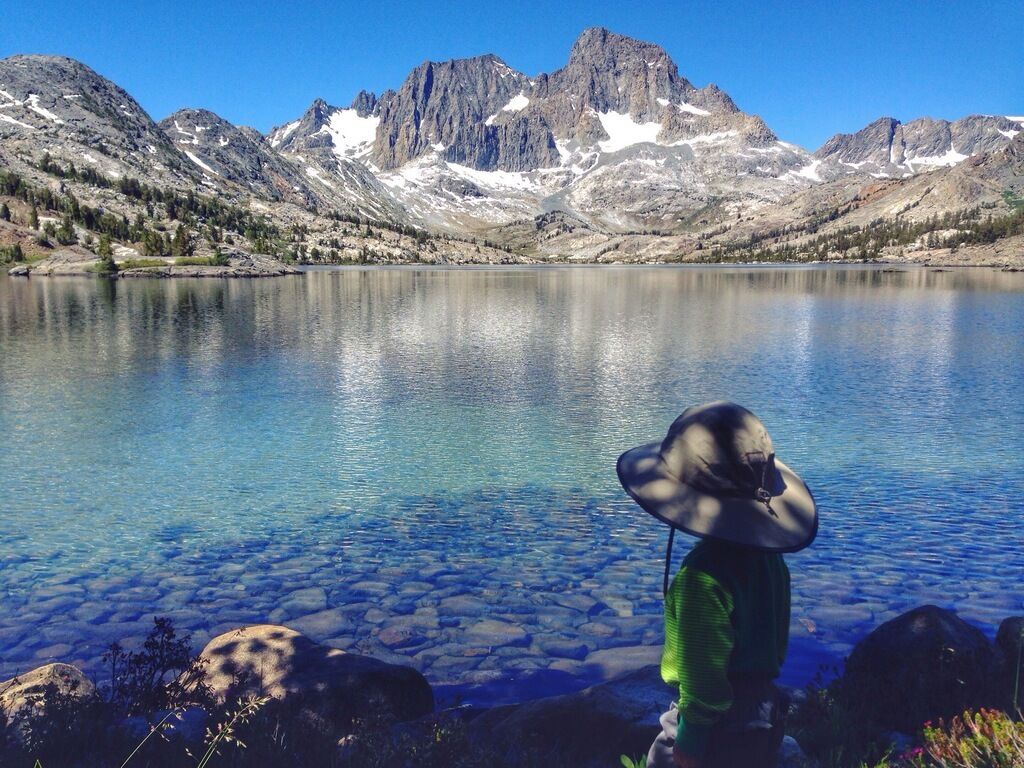 Маленький альпинист в свои два года уже взобрался на множество гор США