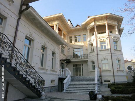 Ставицкий переоформляет дома на кипрский оффшор: видео обысков и фото апартаментов