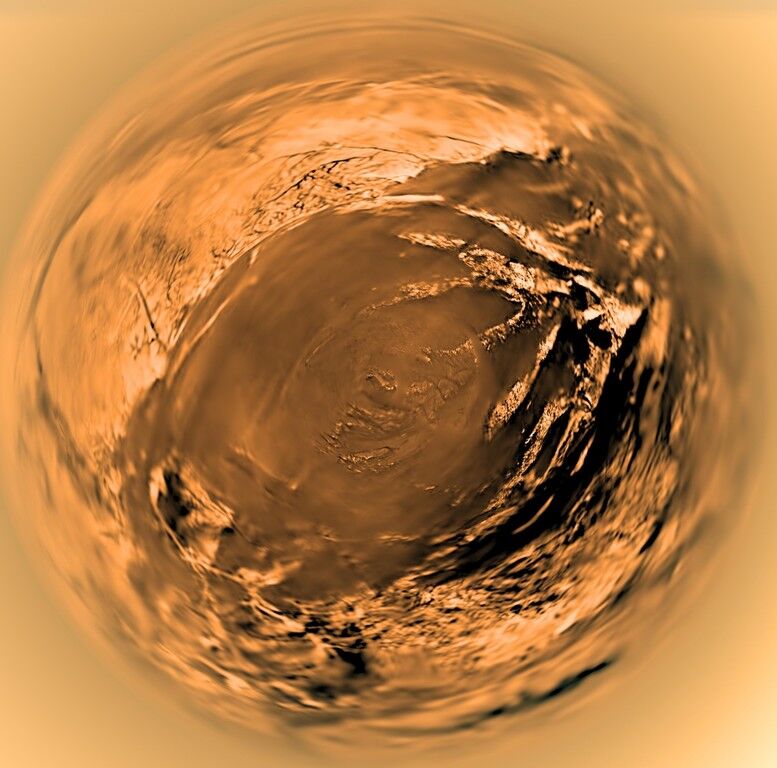 С помощью "рыбьего глаза" засняли спутник Сатурна Титан