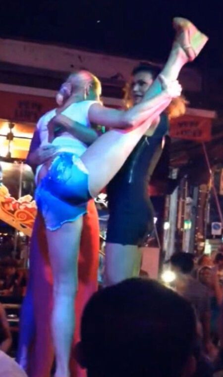 Волочкова устроила танцы с трансвеститами в Таиланде