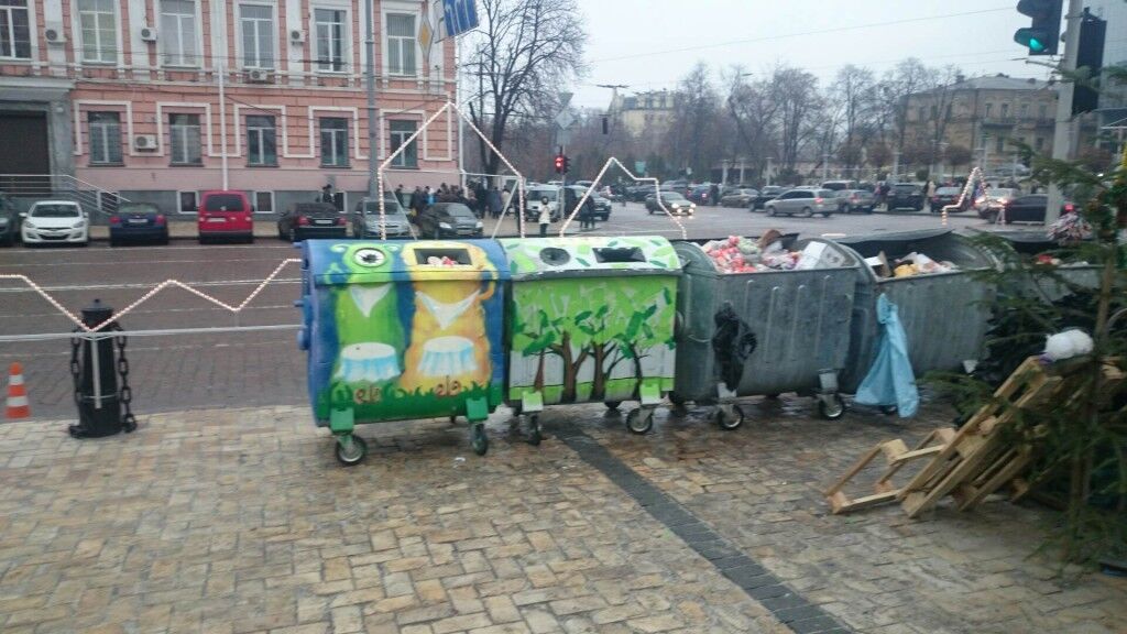 У Києві з'явилися сміттєві баки "з мізками": опубліковано фото