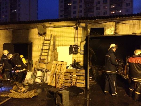 В Киеве возле высоток едва не взорвался склад с газовыми баллонами