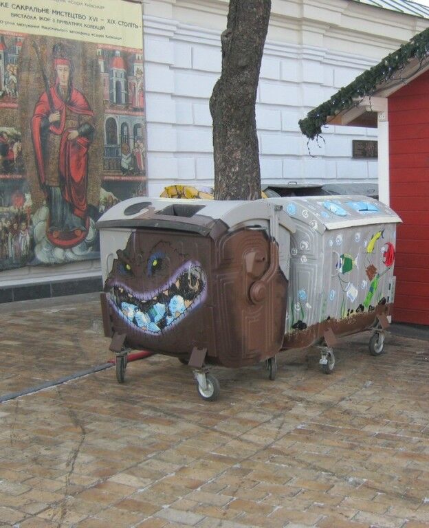 У Києві з'явилися сміттєві баки "з мізками": опубліковано фото