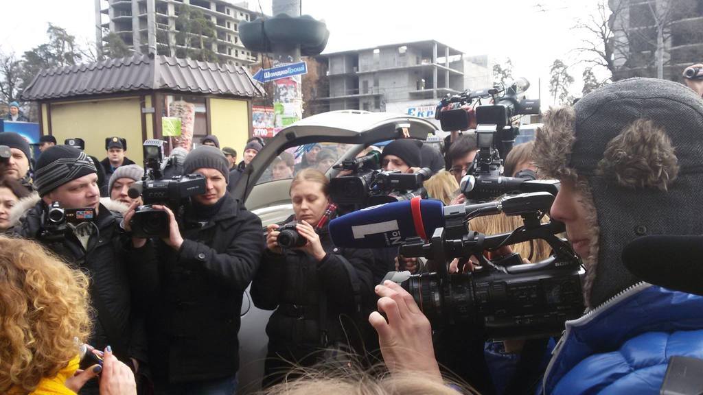 Активисты "Автомайдана" на акции потребовали от Порошенко закрыть завод Roshen в России: опубликовано фото
