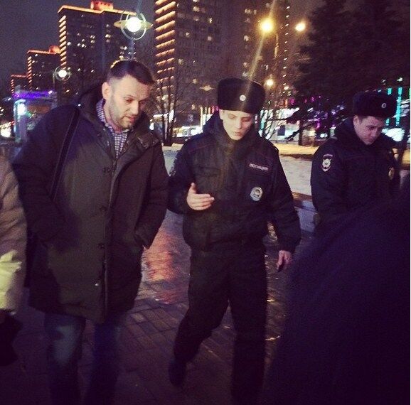Российские полицейские опять задержали Навального: говорят, не узнали