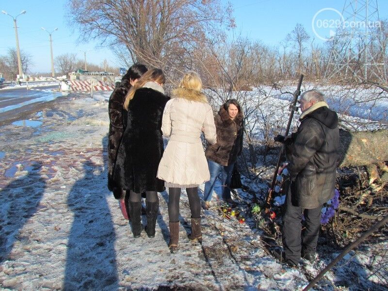 На месте теракта под Волновахой установили памятный крест: опубликованы фото