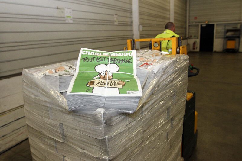 Весь трехмиллионный тираж нового номера Charlie Hebdo раскупили за час: опубликованы фото