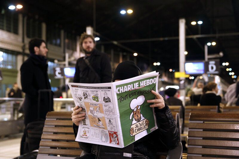 Весь трехмиллионный тираж нового номера Charlie Hebdo раскупили за час: опубликованы фото